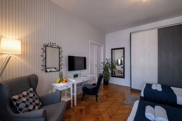 Superior Double or Twin Room, Detached Private Bathroom, (shared apartment)