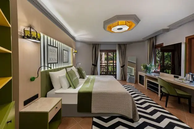 https://images.etstur.com/imgproxy/resize/2560x1440/files/images/hotelImages/etsrooms/1069/Selectum_Family_Resort_Belek_20250115123417_0.jpg