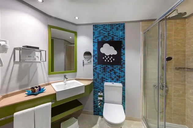 https://images.etstur.com/imgproxy/resize/2560x1440/files/images/hotelImages/etsrooms/1069/Selectum_Family_Resort_Belek_20250115123417_1.jpg