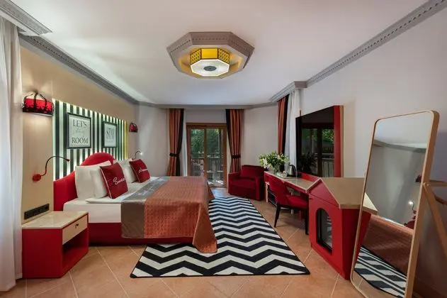 https://images.etstur.com/imgproxy/resize/2560x1440/files/images/hotelImages/etsrooms/1069/Selectum_Family_Resort_Belek_20250115123417_2.jpg