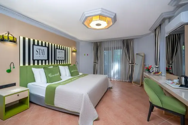 https://images.etstur.com/imgproxy/resize/2560x1440/files/images/hotelImages/etsrooms/1069/Selectum_Family_Resort_Belek_20250115123532_0.jpg