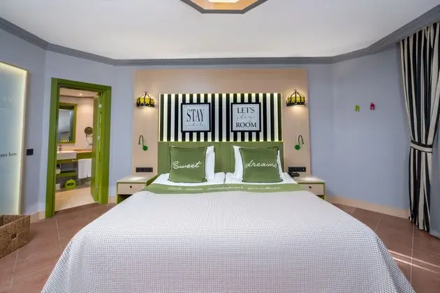 https://images.etstur.com/imgproxy/resize/2560x1440/files/images/hotelImages/etsrooms/1069/Selectum_Family_Resort_Belek_20250115123532_1.jpg