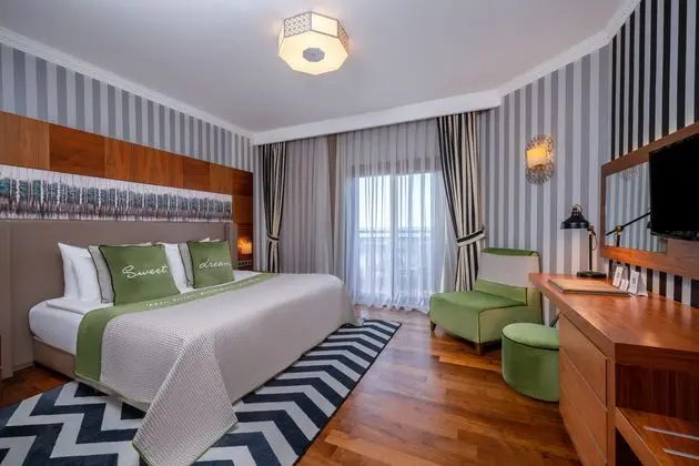 https://images.etstur.com/imgproxy/resize/2560x1440/files/images/hotelImages/etsrooms/1069/Selectum_Family_Resort_Belek_20250115124659_0.jpg