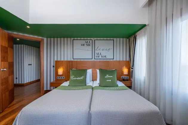 https://images.etstur.com/imgproxy/resize/2560x1440/files/images/hotelImages/etsrooms/1069/Selectum_Family_Resort_Belek_20250115124659_5.jpg