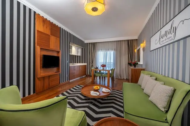 https://images.etstur.com/imgproxy/resize/2560x1440/files/images/hotelImages/etsrooms/1069/Selectum_Family_Resort_Belek_20250115124659_7.jpg