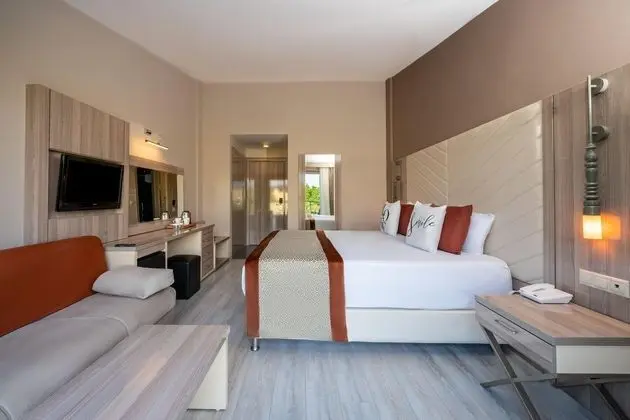 https://images.etstur.com/files/images/hotelImages/TR/215745/l/Selectum-Family-Side-Oda-356367.jpg