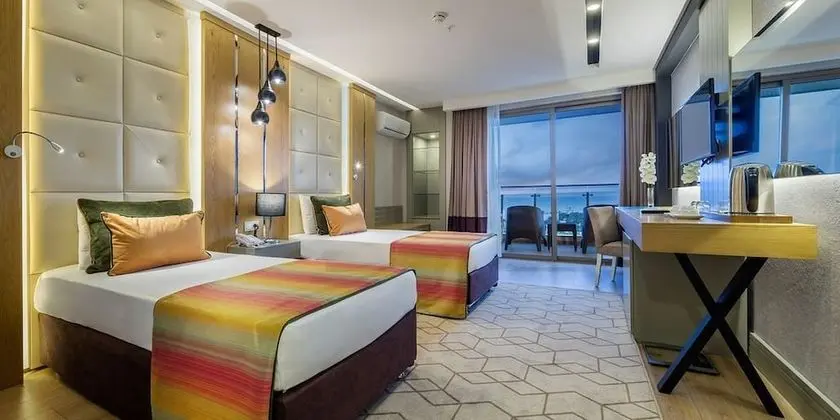 Deluxe Dört Kişilik Oda, Bahçe Manzaralı