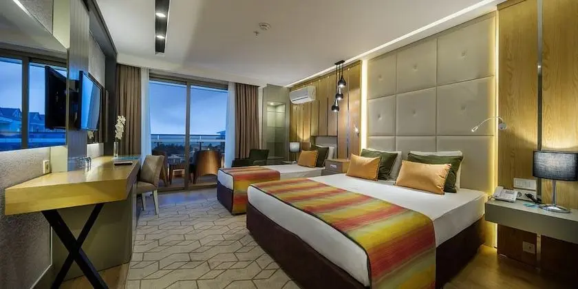 Deluxe Dört Kişilik Oda, Bahçe Manzaralı