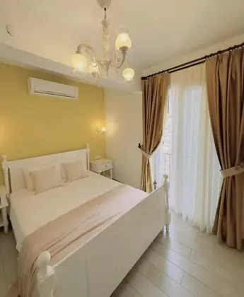 Standart Oda, Sokak Manzaralı, Fransız Balkonlu