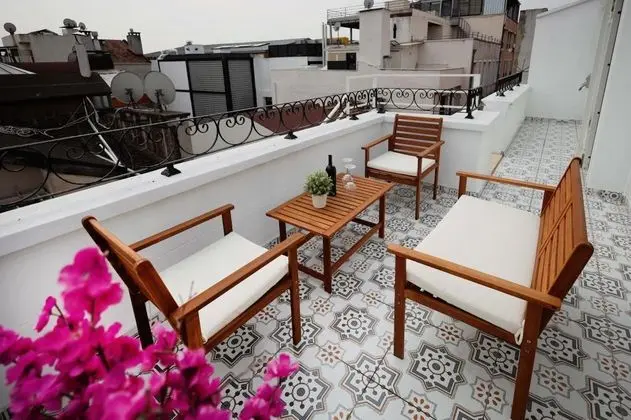Penthouse, Kara veya Kısmi Deniz Manzaralı, Teraslı