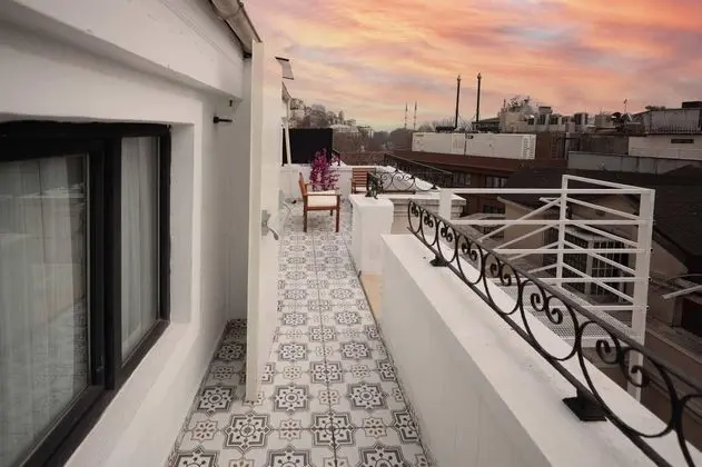 Penthouse, Kara veya Kısmi Deniz Manzaralı, Teraslı