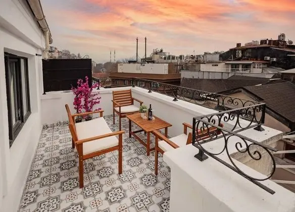 Penthouse, Kara veya Kısmi Deniz Manzaralı, Teraslı