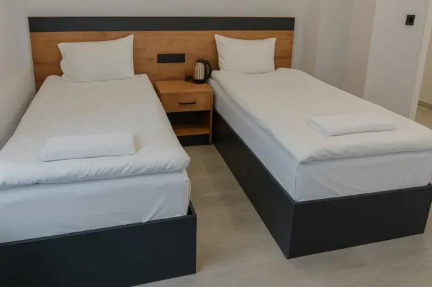 İki Ayrı Yataklı Oda, Sokak Manzaralı