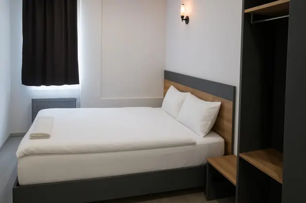 Üç Kişilik Oda, Sokak Manzaralı