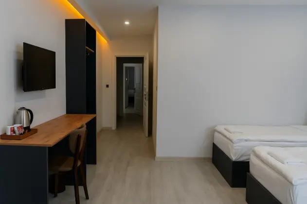 Üç Kişilik Oda, Sokak Manzaralı