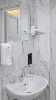 Üç Kişilik Oda, Sokak Manzaralı