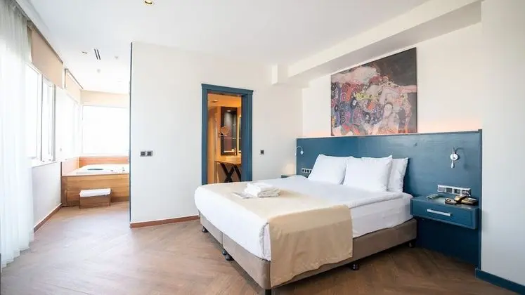 Süit (Connecting to Corner Suite Room)