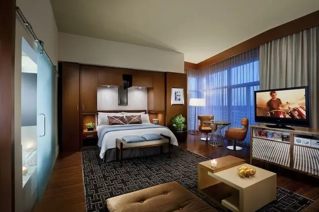 Luxury Oda, 1 En Büyük (King) Boy Yatak, Havuz Manzaralı (West Tower)