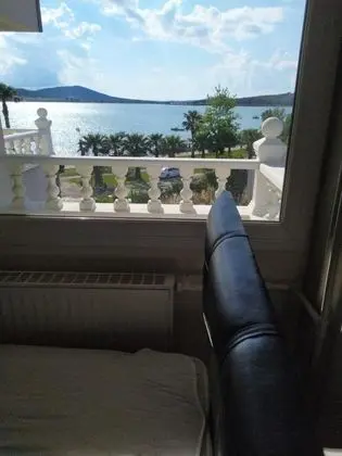 Çift Kişilik, Deniz Manzaralı