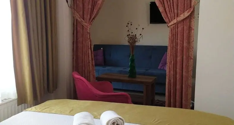 3 Kişilik Deniz Manzaralı Balkonlu Oda