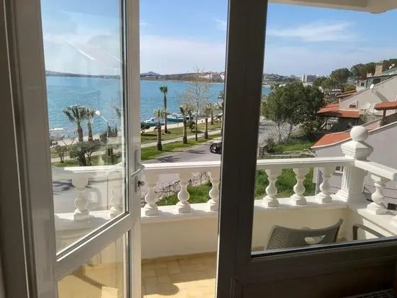 3 Kişilik Deniz Manzaralı Balkonlu Oda
