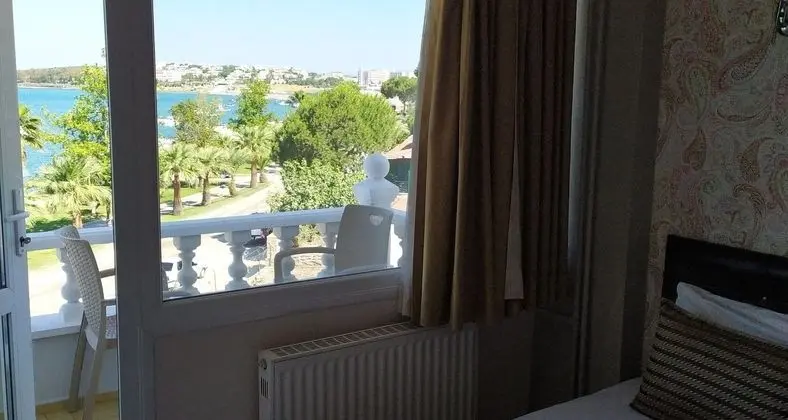 Deniz Manzaralı Balkonlu Oda