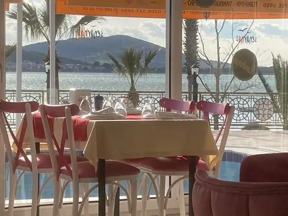 Deniz Manzaralı Balkonlu Oda