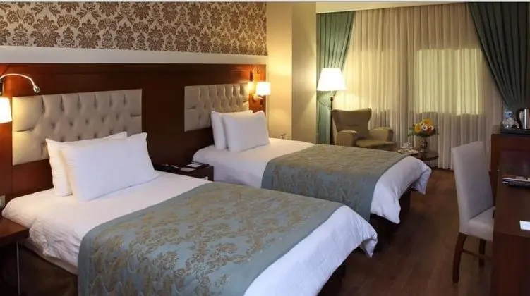 Triple,Şehir Manzaralı