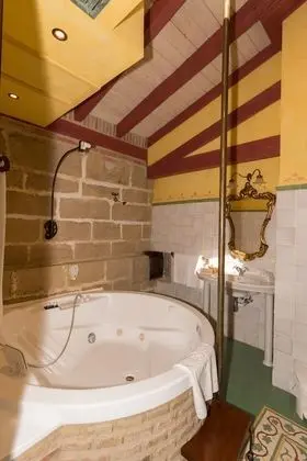 Superior Tek Büyük Yataklı Oda (King size con Jacuzzi)