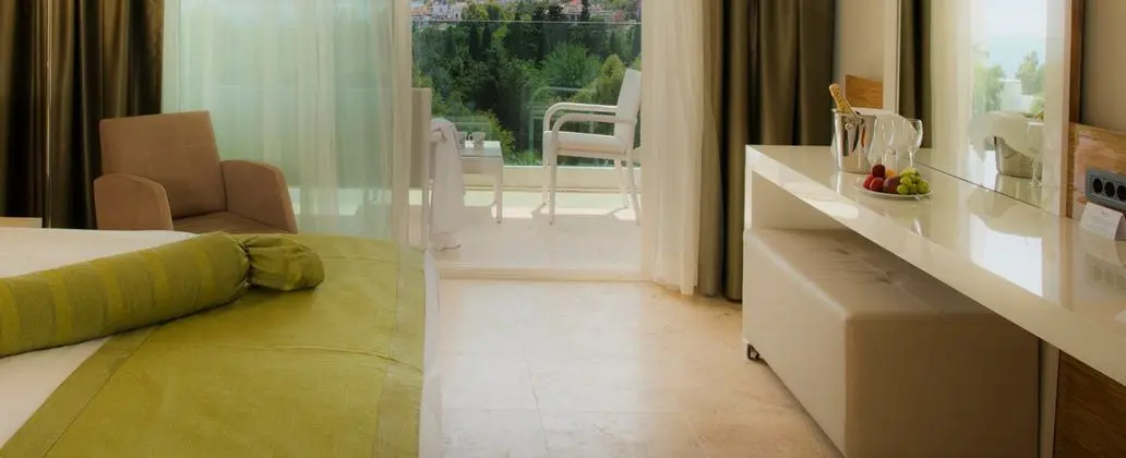 https://images.etstur.com/imgproxy/resize/2560x1440/files/images/hotelImages/etsrooms/595/Sentido_Bellazure_20250219120425_3.jpg