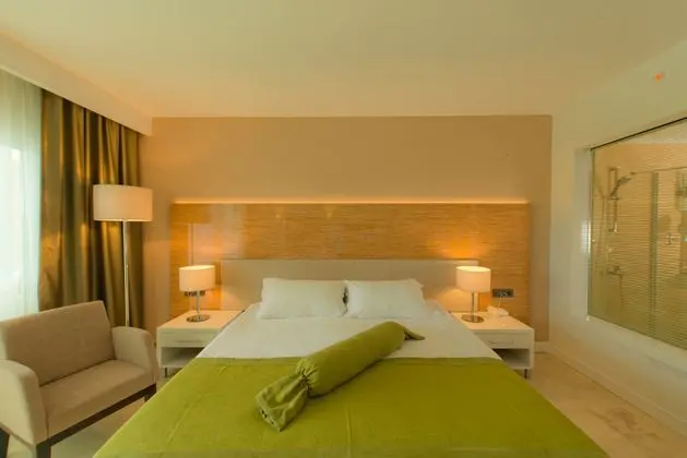 https://images.etstur.com/imgproxy/resize/2560x1440/files/images/hotelImages/etsrooms/595/Sentido_Bellazure_20250219140602_0.jpg