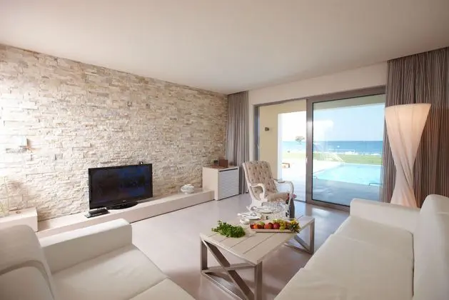 Suit With Private Pool