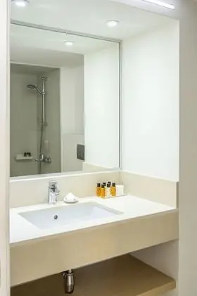https://i.travelapi.com/lodging/1000000/60000/53400/53329/6a731429.jpg
