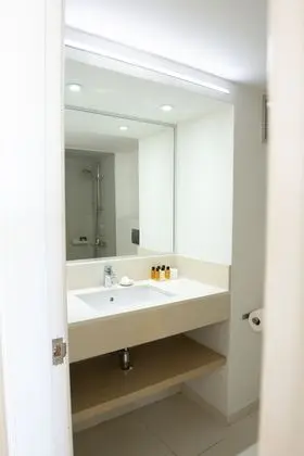 https://i.travelapi.com/lodging/1000000/60000/53400/53329/9e71b941.jpg