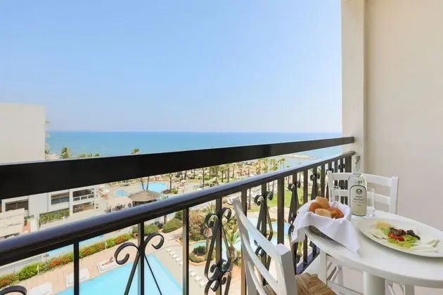 https://i.travelapi.com/lodging/1000000/60000/53400/53329/a0bf15db.jpg