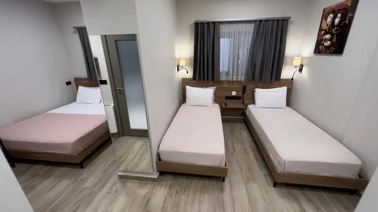 Disabled Room, Kara Manzaralı