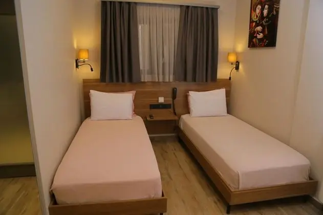 Disabled Room, Kara Manzaralı