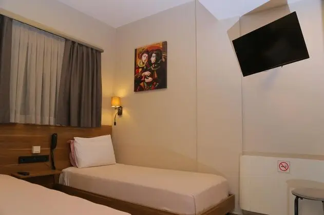 Disabled Room, Kara Manzaralı