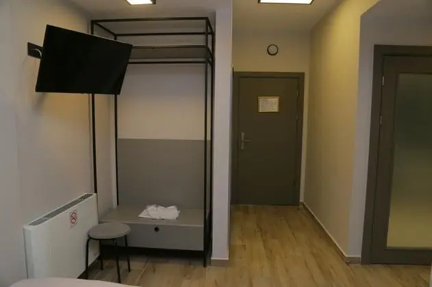 Disabled Room, Kara Manzaralı