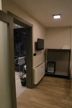 Disabled Room, Kara Manzaralı