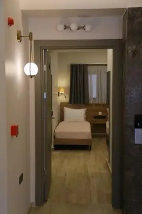 Disabled Room, Kara Manzaralı