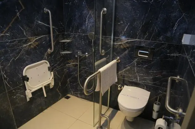 Disabled Room, Kara Manzaralı