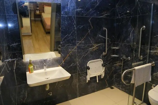 Disabled Room, Kara Manzaralı