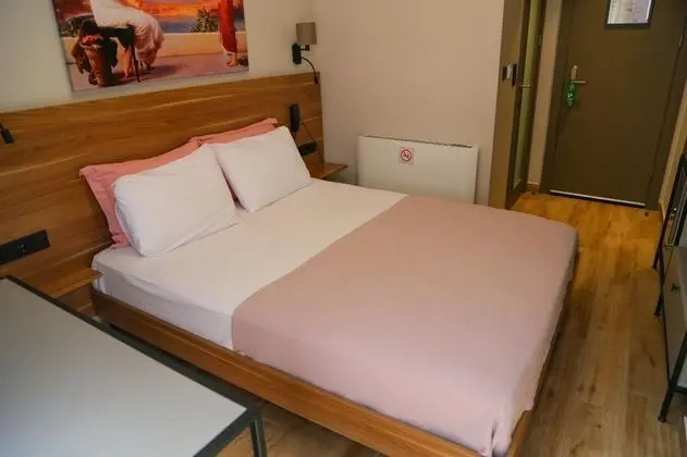 Standart Oda, Kara Manzaralı