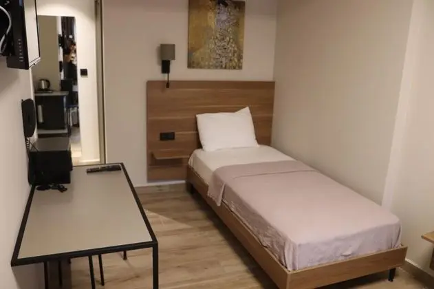 Triple, Kara Manzaralı, Fransız Balkonlu