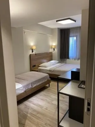 Triple, Kara Manzaralı, Fransız Balkonlu