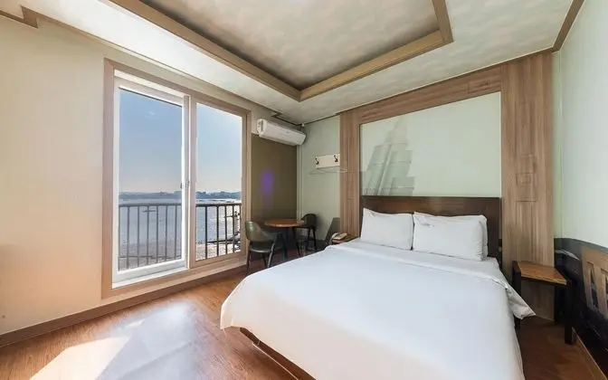 Oda (Medium taxi (Netflix available))