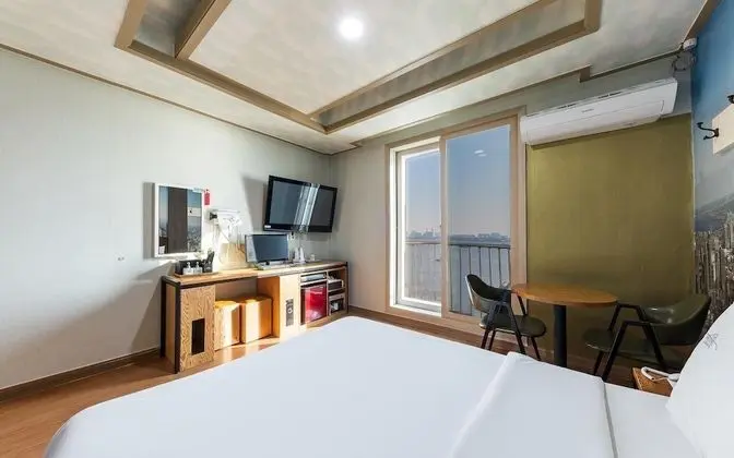 Oda (Medium taxi (Netflix available))