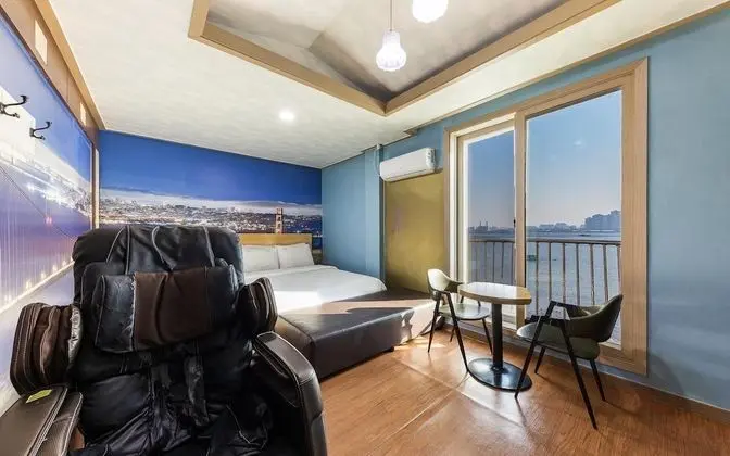 Oda (Model Taxi (Netflix available))