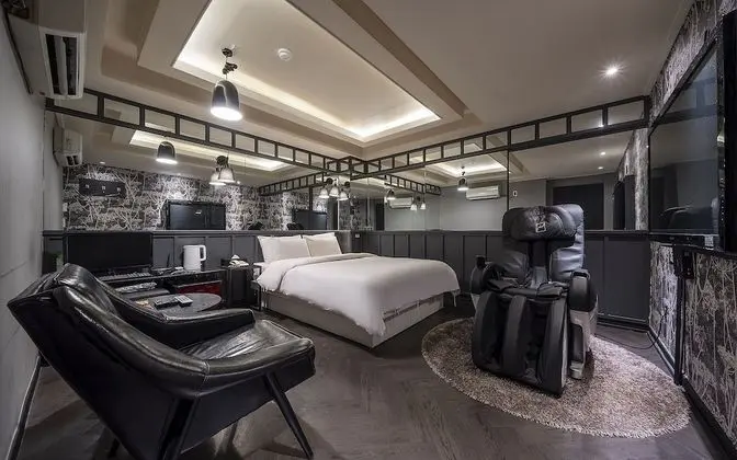 Oda (Suite (massage chair Netflix viewing )